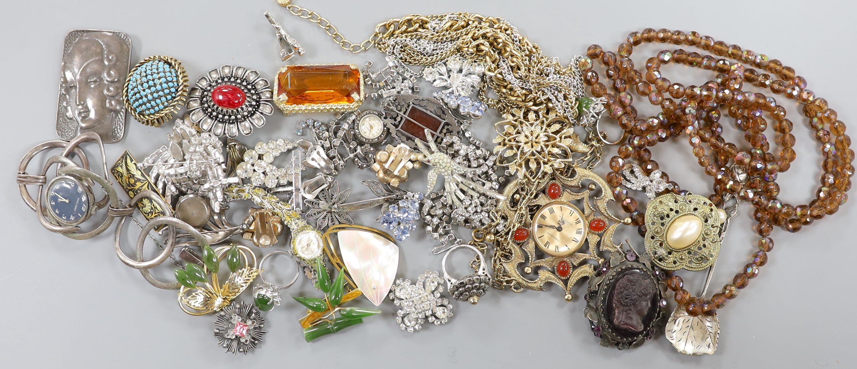 Assorted costume jewellery, including paste set brooches, necklace and earrings, Art Deco white metal brooch, etc.